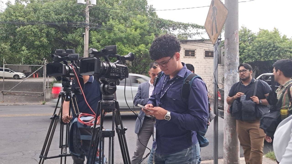 Prensa nacional e internacional a la espera de los abogados de Ruth López afuera del Centro Judicial Isidro Menéndez. /Dania Quelh.