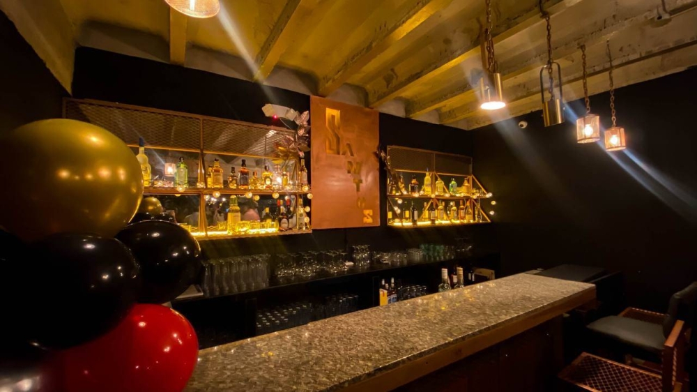 El bar de Lucas es un espacio ubicado en el sótano del Café, llamado Santos, espacio que transporta a la década de los 30.