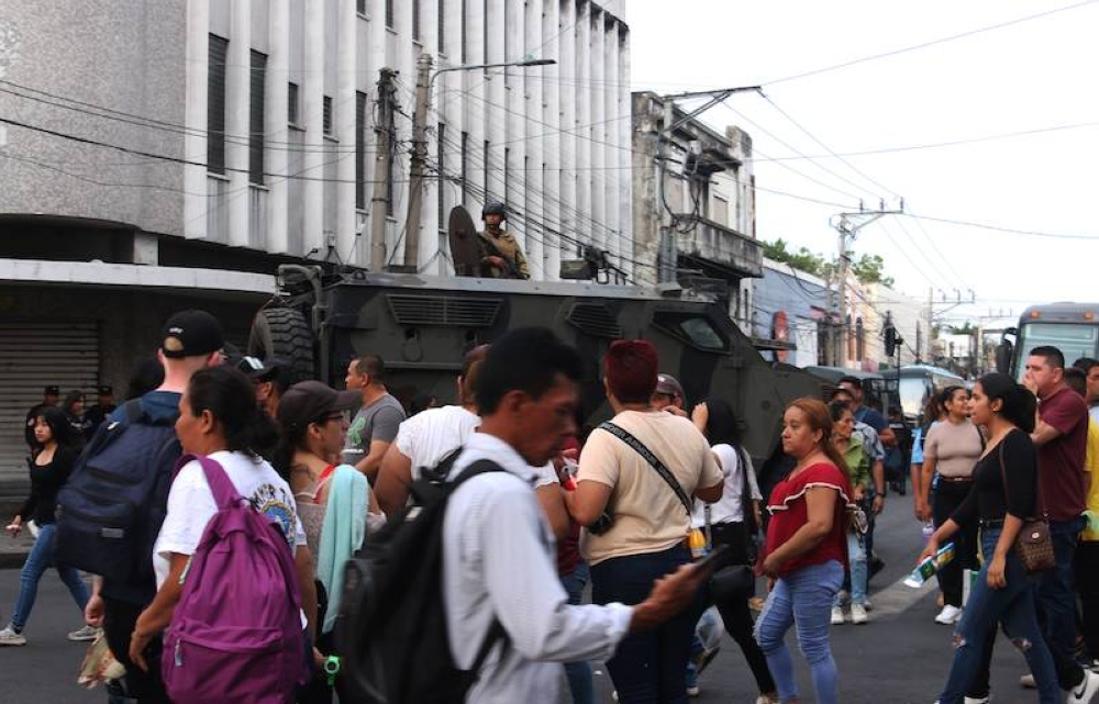 Seguidores de Nayib Bukele frente al Teatro Nacional, el 1 de junio, durante la presentación del informe de Nayib Bukele. / Lisbeth Ayala.