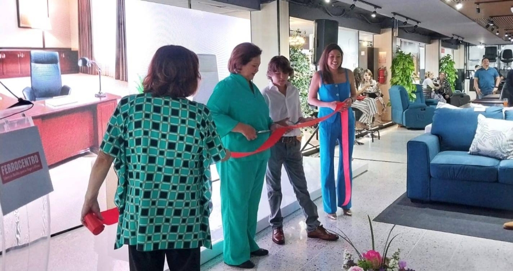 En un acto de fe, un padre dio la bendición en esta nueva fase de la sucursal, que celebra más de tres décadas de trayectoria en El Salvador. /Foto cortesía.
