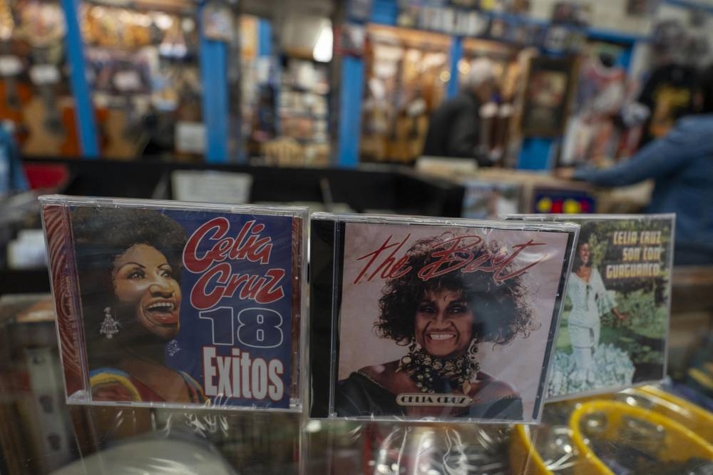 Discos de Celia Cruz en una tienda en Nueva York (EE.UU.). Se cumple este año el centenario del nacimiento de Celia Cruz, una cubana de origen humilde, explosiva personalidad y potente voz que trascendió fronteras. EFE/ Angel Colmenares