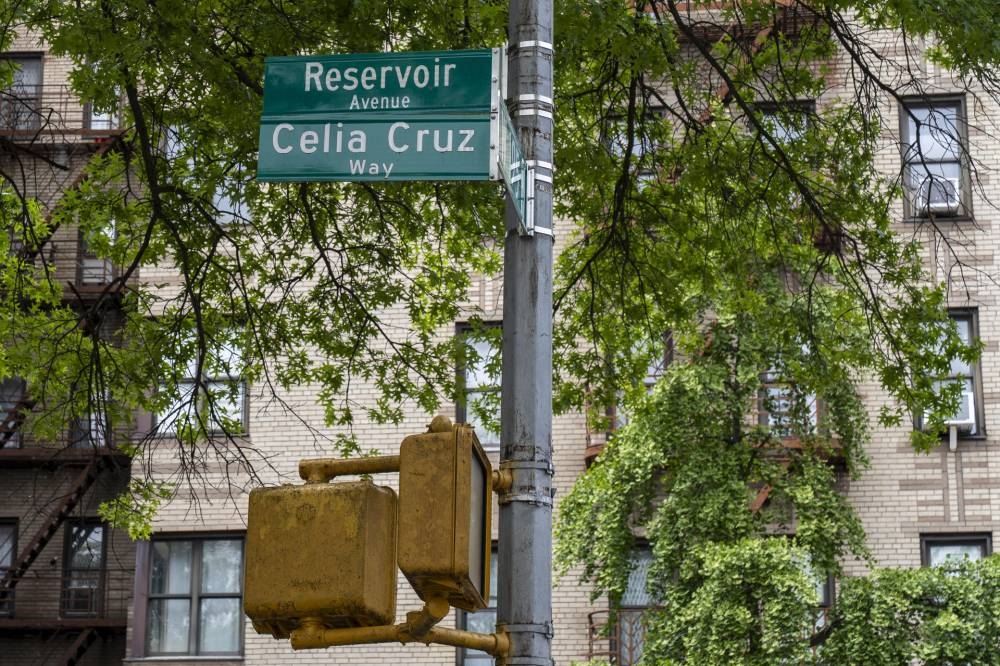 Rótulo en una calle del Bronx que lleva el nombre de Celia Cruz Way, en Nueva York (EE.UU.). EFE/ Angel Colmenares