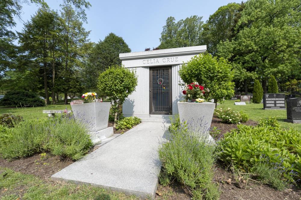 Fotografía del 27 de mayo de la tumba de Celia Cruz en el Cementerio Woodlawn del Bronx en New York (EE.UU.). EFE/ Angel Colmenares
