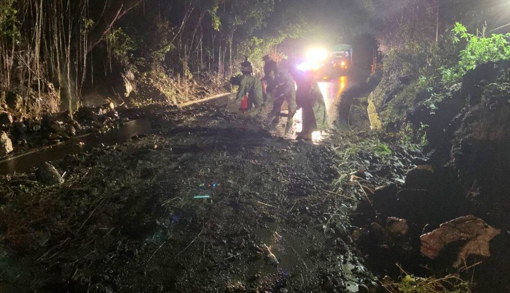 Militares trabajaron en la remoción de un derrumbe en la carretera Longitudinal del Norte, en Dolores, Cabañas Este. /Fuerza Armada