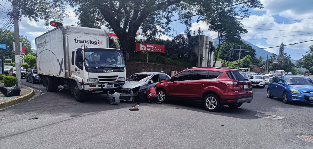 Accidente ocurrido sobre el bulevar Constitución, en San Salvador. / PNC.
