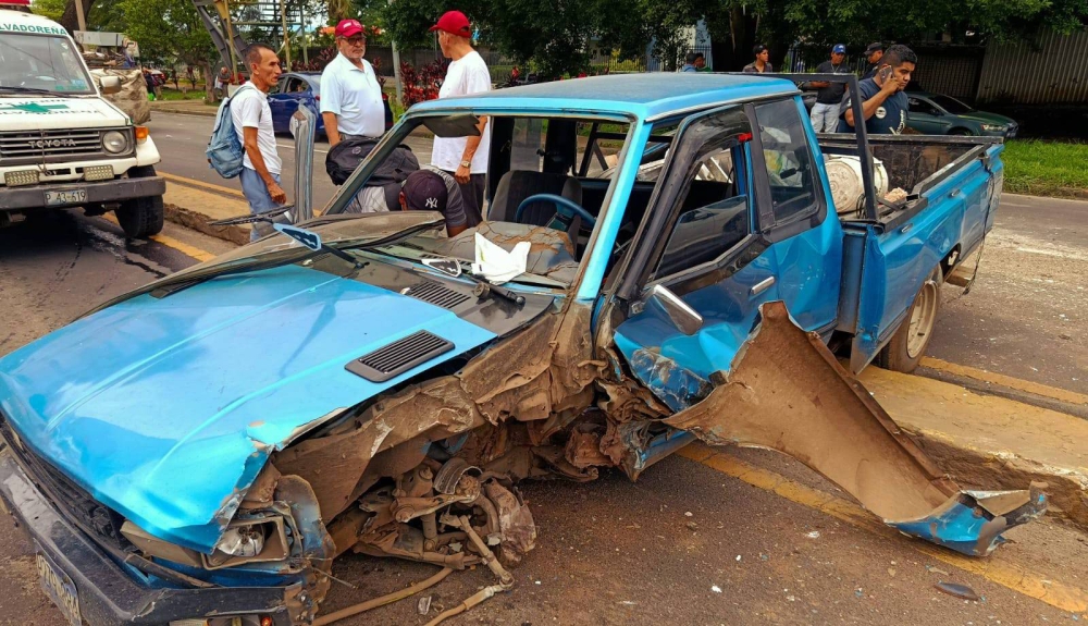 Un camión impactó un pickup y dejó una persona lesionada. /Cruz Verde Santa Ana