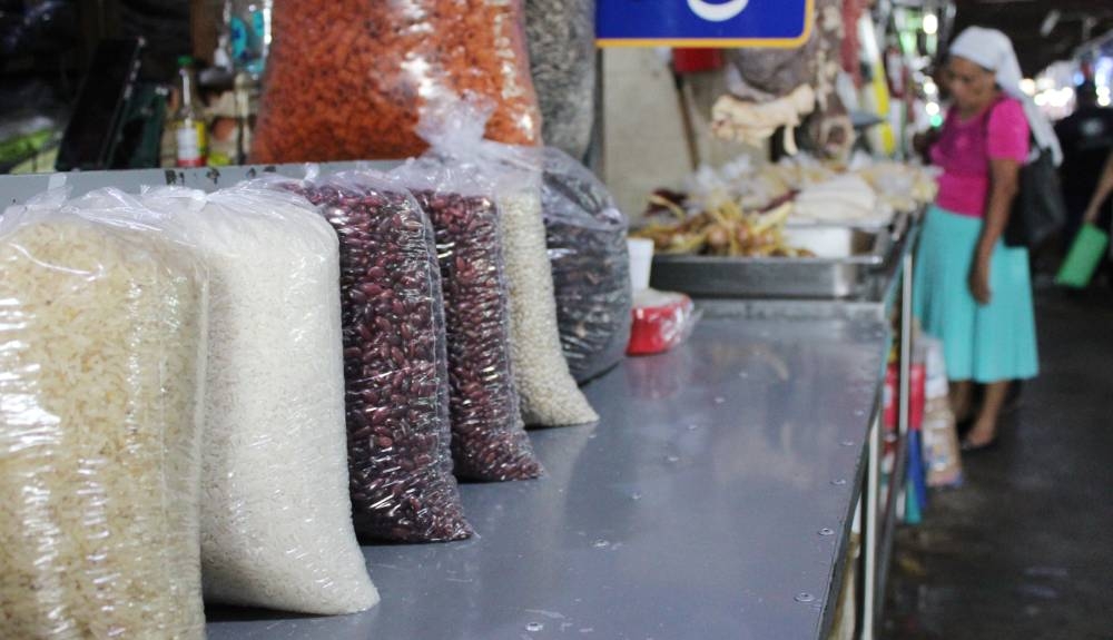 Algunos comerciantes aseguraron que los clientes compran menos maíz y frijoles debido al incremento. /Alexander Montes