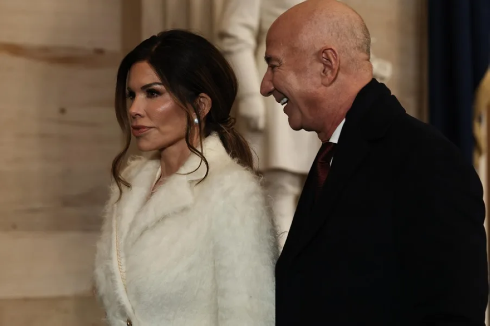 Una enorme pancarta de 400 metros cuadrados fue desplegada este lunes en la Plaza de San Marcos de Venecia contra el multimillonario estadounidense Jeff Bezos. EFE