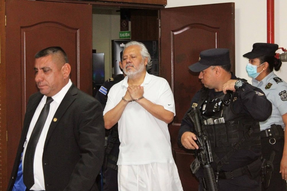 Anaya salió vestido de blanco, luego de escuchar el fallo de la jueza Séptima de Paz de San Salvador. / Alexander Montes. 