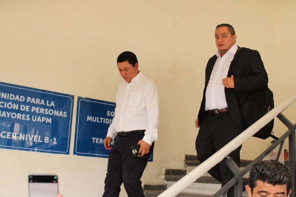 Wilfredo Salgado (izquierda) y su abogado, Luis Felipe Sánchez (derecha) en el Centro Judicial Isidro Menéndez este viernes, previo a la resolución. / Alexander Montes.