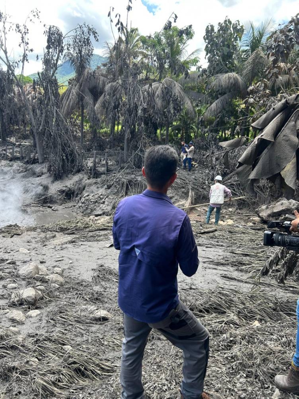 Un equipo de geólogos de la Universidad de El Salvador (UES) llegaron un día después de la explosión para hacer investigaciones del hecho. Cortesía alcalde Carlos Milla
