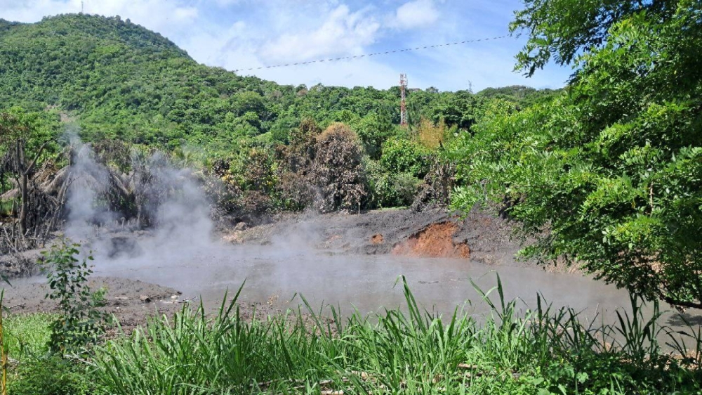 Un ausol  proviene de  una grieta que llega a la superficie del suelo por donde fluye agua geotermalmente caliente, dice LaGeo. Cortesía UES