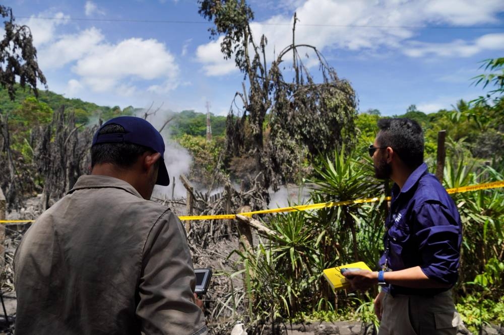 Personal técnico del Marn realizando pruebas de dióxido de carbono y azufre en el ausol. / @MedioAmbienteSV