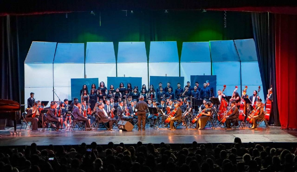 Los jóvenes estudiantes de música deleitaron al público con su gran desempeño.