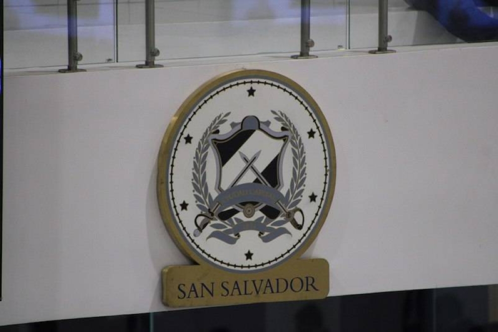 El escudo de la alcaldía municipal de San Salvador se mantiene en el Salón Azul, sí como otros escudos municipales. / Alexander Montes.