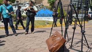 Abandonan-maletin-en-funeraria-Montelena