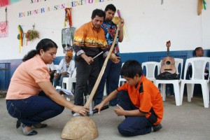 La-Caramba-instruento-musical-de-San-Simon