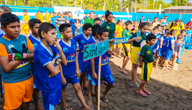 Café Riko entrega implementos deportivos en Ahuachapán