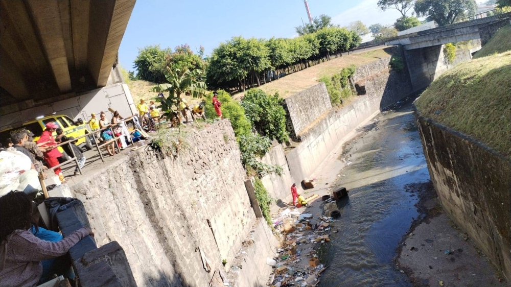 Rescatan un hombre que cayó 30 metros a un río en el bulevar Venezuela