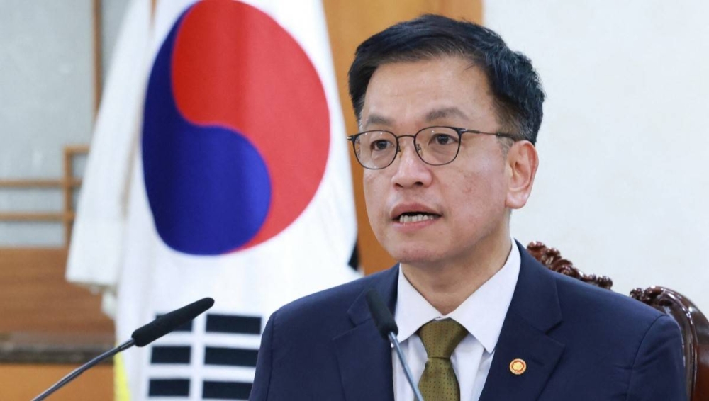 El nuevo presidente en funciones de Corea del Sur asume el cargo bajo una promesa de estabilidad