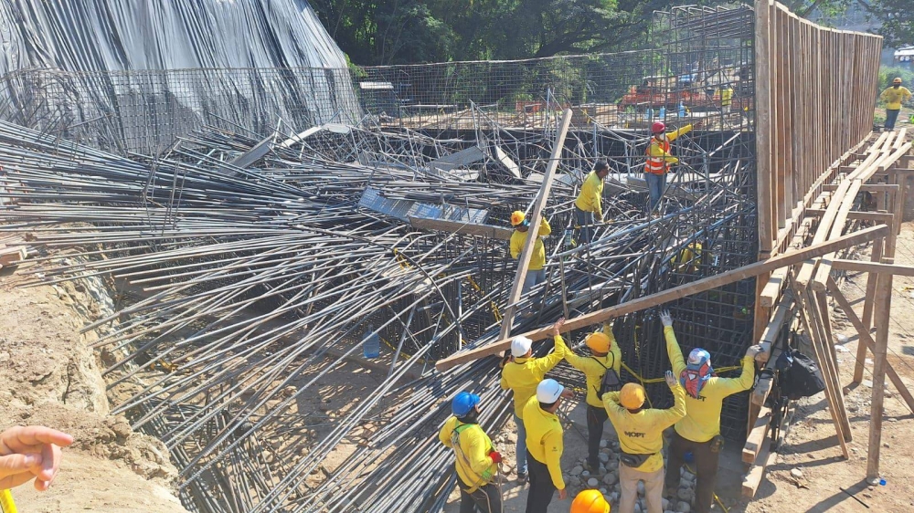 Reportan trabajadores atrapados en obras de Los Chorros