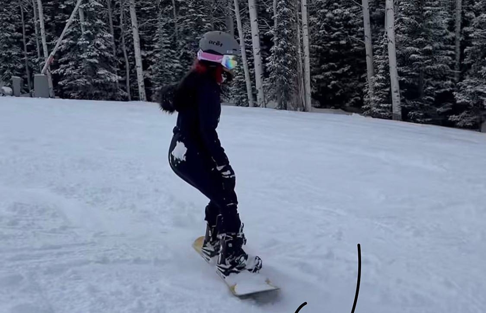 ¡Nicolle Figueroa es una experta en el snowboarding! Mírala esquiar
