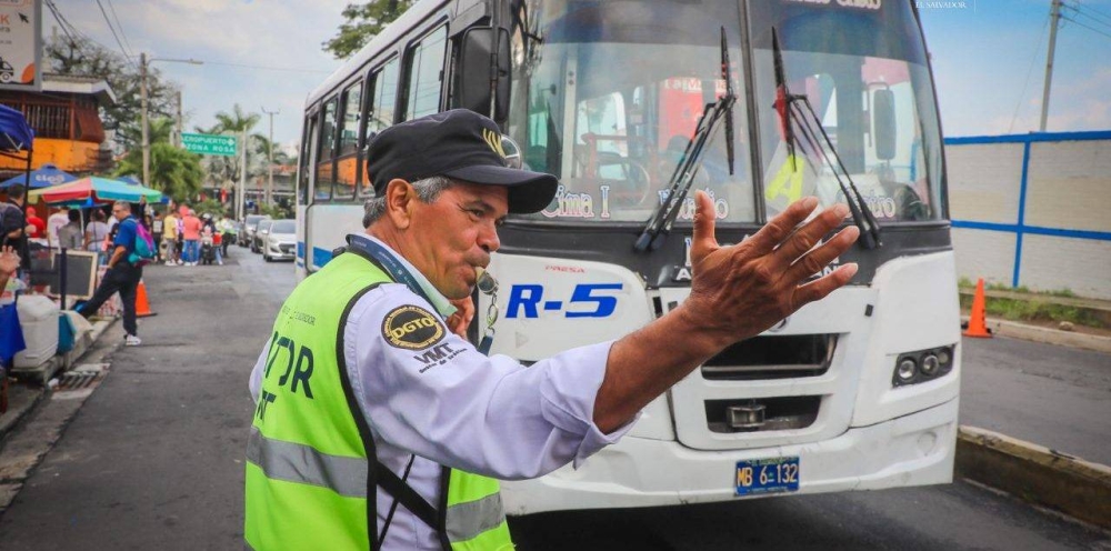 ¿Aplicarán las fotomultas cuando los gestores de tráfico den el paso con semáforo rojo?