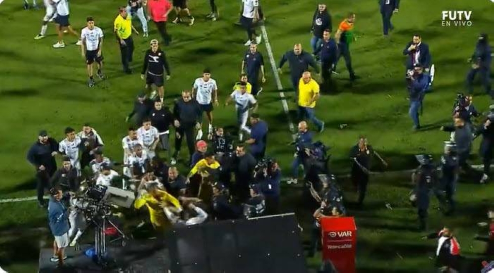 Herediano es campeón en Costa Rica, pero todo termina en una batalla campal