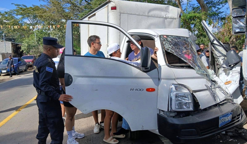 Accidente en San Miguel por distracción: camión choca contra bus ruta 90