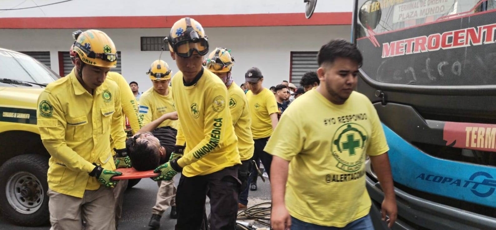 Bus de la ruta 29 atropella a un hombre cerca del mercado Excuartel