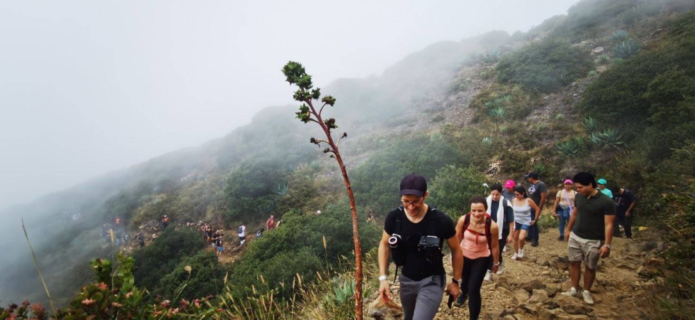 Salvadoreños y extranjeros hacen turismo en el volcán de Santa Ana