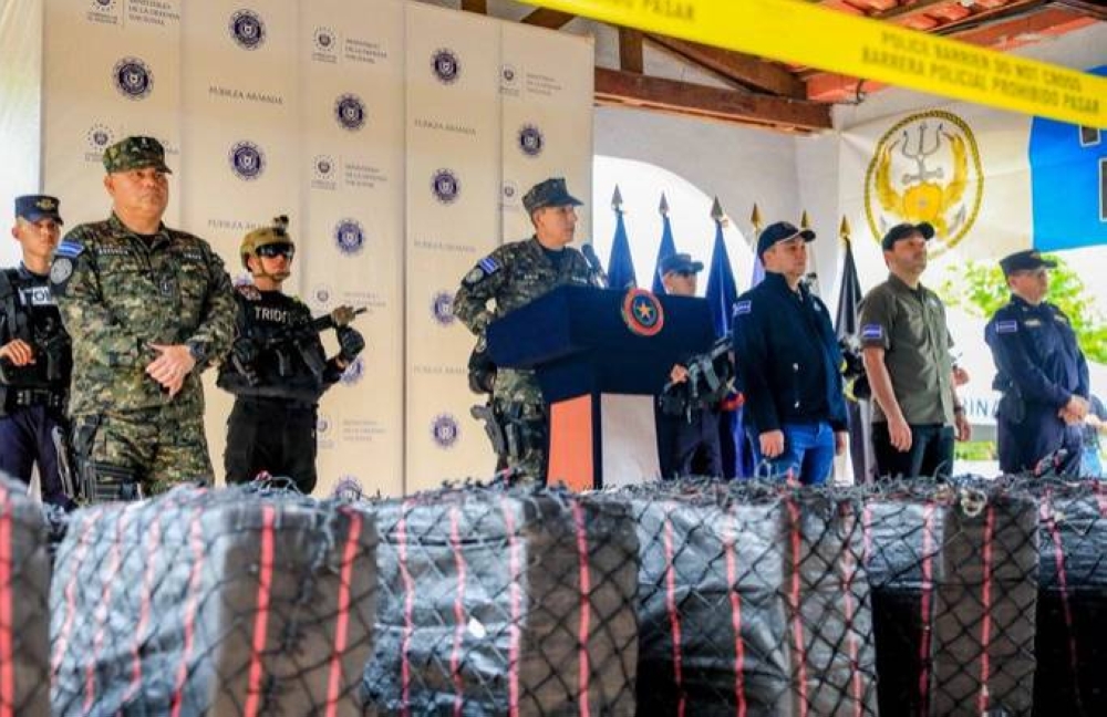 Gabinete de Seguridad presenta cargamento de 1.5 toneladas de cocaína decomisada en costas salvadoreñas