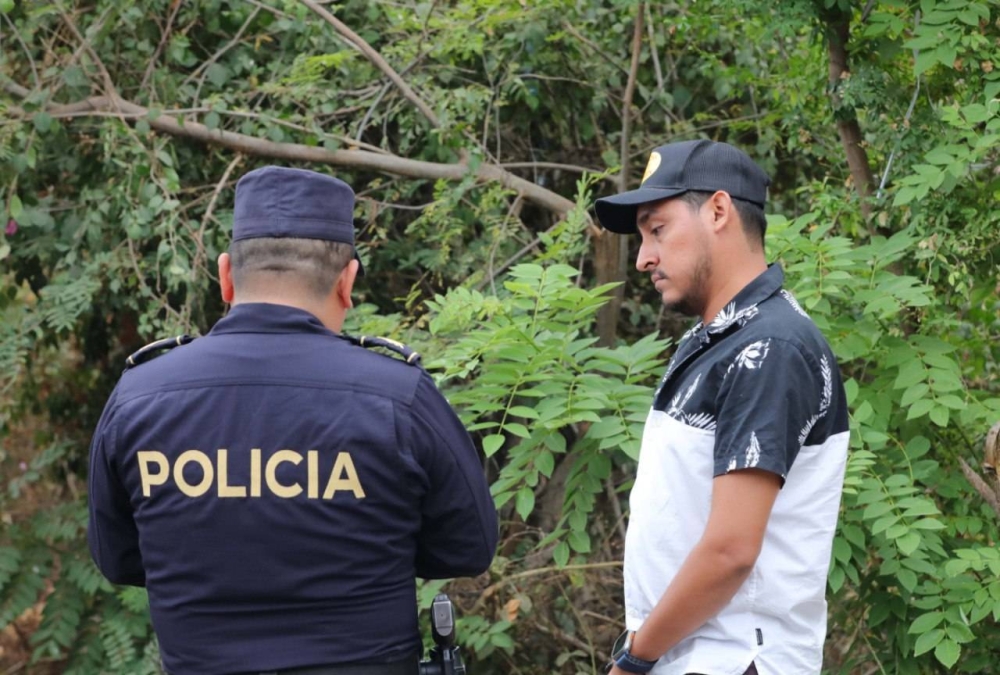 Detienen a guatemalteco con 13 grados de alcohol en carretera al Puerto