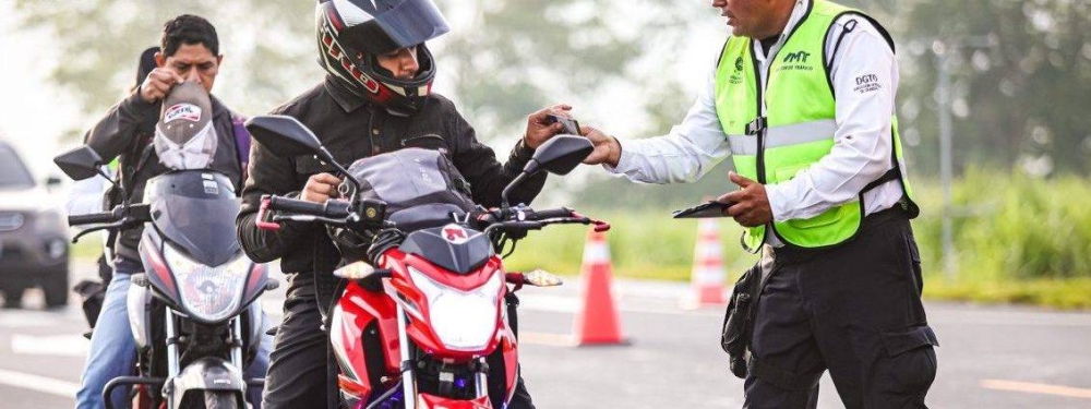 Motocicletas podrán circular en líneas divisorias de los carriles