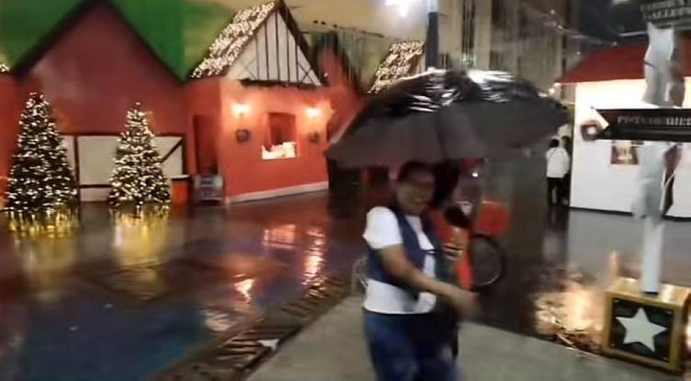 Lluvia decembrina opacó la tarde de domingo en la villa navideña del centro