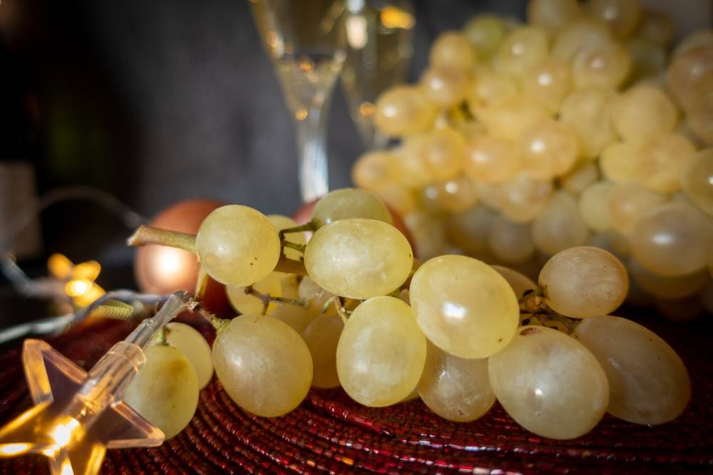 Pediatras recomiendan cortar las uvas en mitades o cuartos para evitar atragantamientos en niños pequeños en Nochevieja