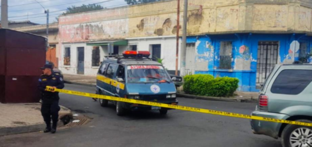 Una mujer muere y dos personas lesionadas en accidente de tránsito en Santa Ana