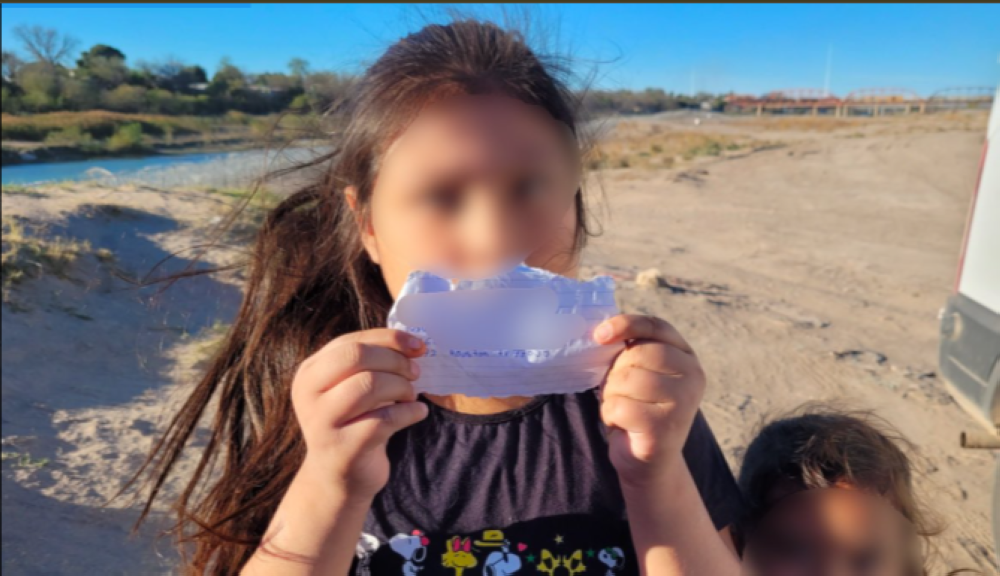 Hallan a dos niñas salvadoreñas abandonadas en Eagle Pass, Texas, con una nota en sus manos