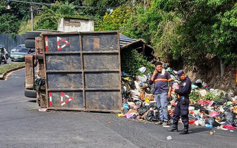 Un camión que transportaba basura volcó en calle Agua Caliente, Soyapango