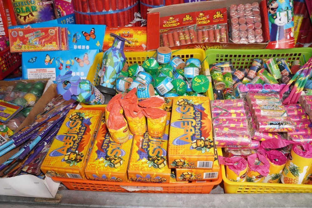 Variedad de pólvora: comerciantes dicen ventas «están lentas», autoridades piden evitarla para niños