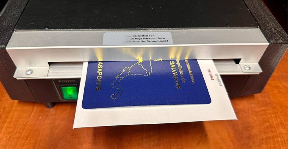 Unos 326 salvadoreños en el exterior emitieron su pasaporte en dos días de 2025