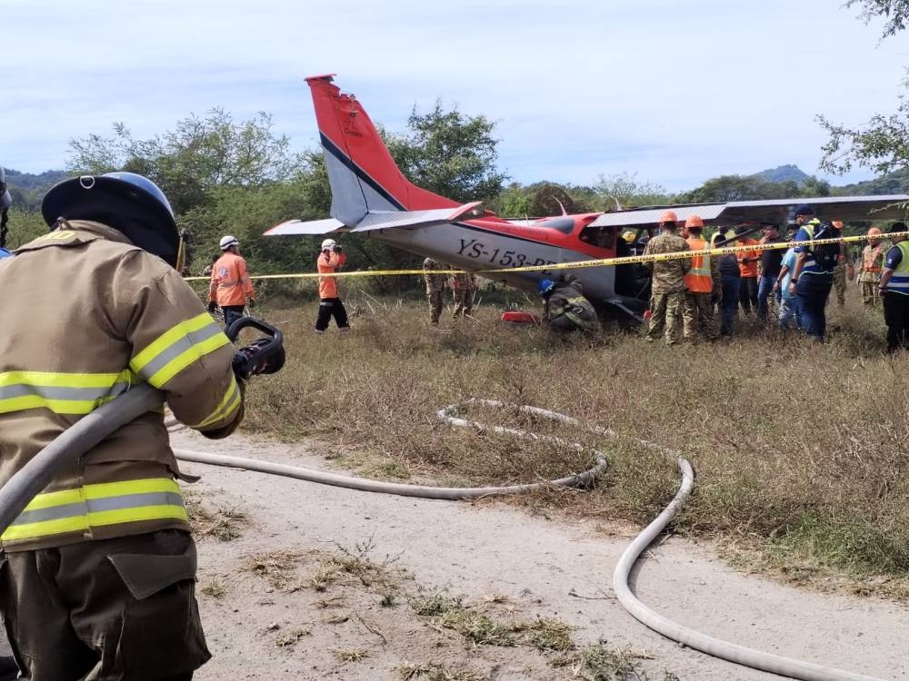 Tripulantes de avioneta accidentada en Ilopango están estables dice Autoridad de Aviación