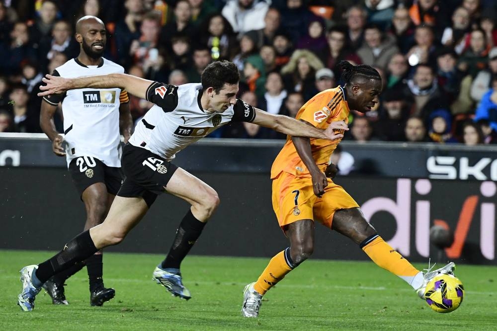 Real Madrid es líder al superar 2-1 al Valencia con dos goles sobre el final