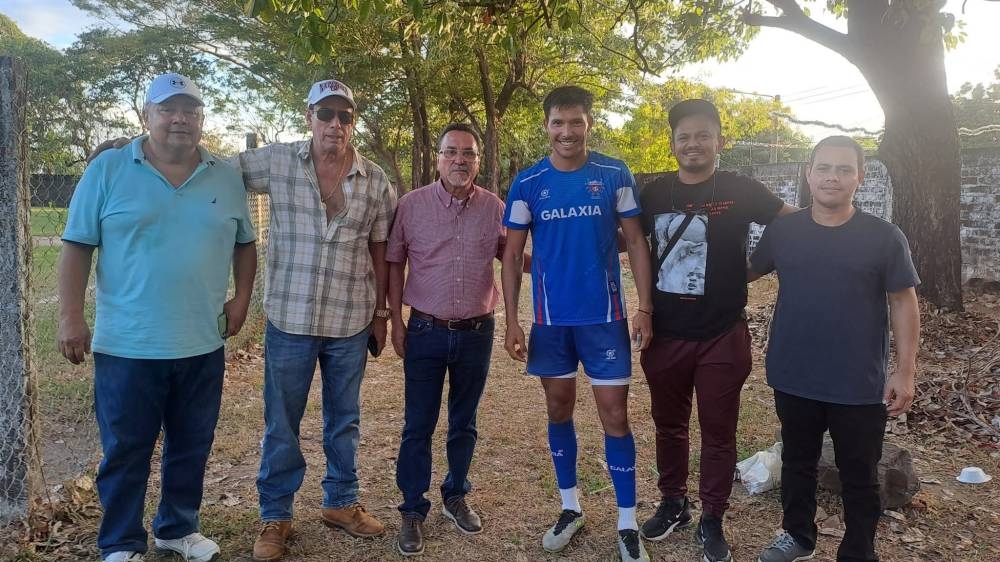 Insólito: Marcelo Argüello, nuevo refuerzo de Firpo, firma contrato en un tronco