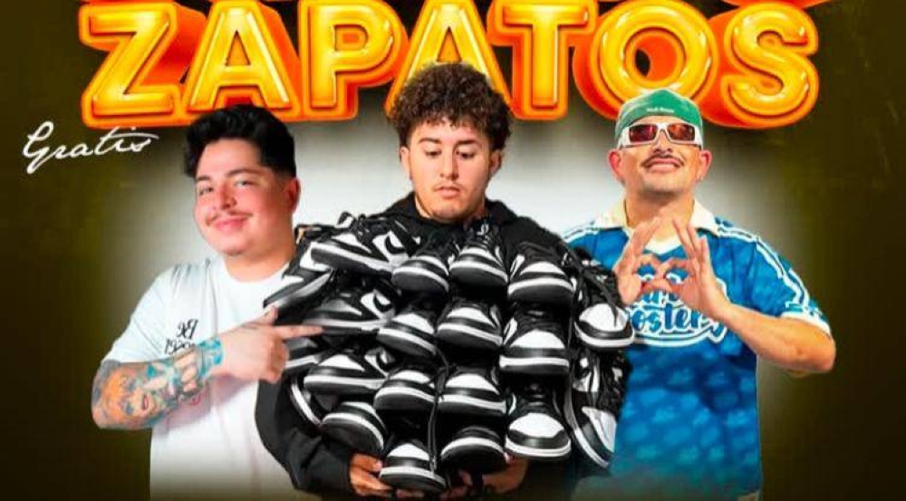 Yeik sorprende al regalar tenis frente al espacio público del CUBO de Soyapango