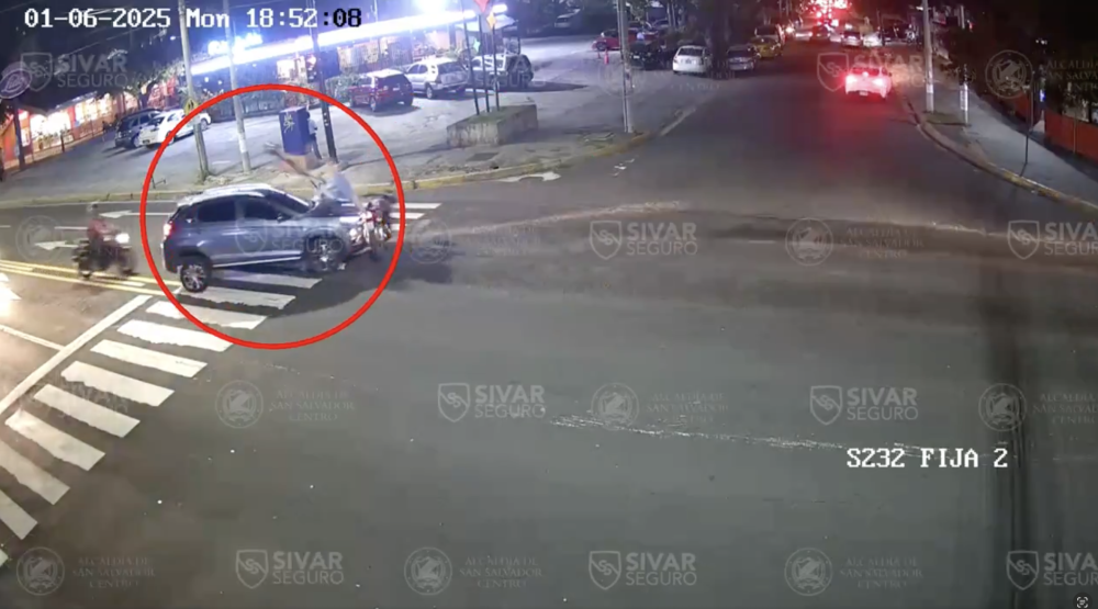 Cámaras graban momento en que motociclista y acompañante se accidentan en Alameda Roosevelt