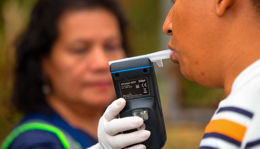 Asistir a Alcohólicos Anónimos es una opción para que conductores detenidos recuperen su licencia, dice ministro