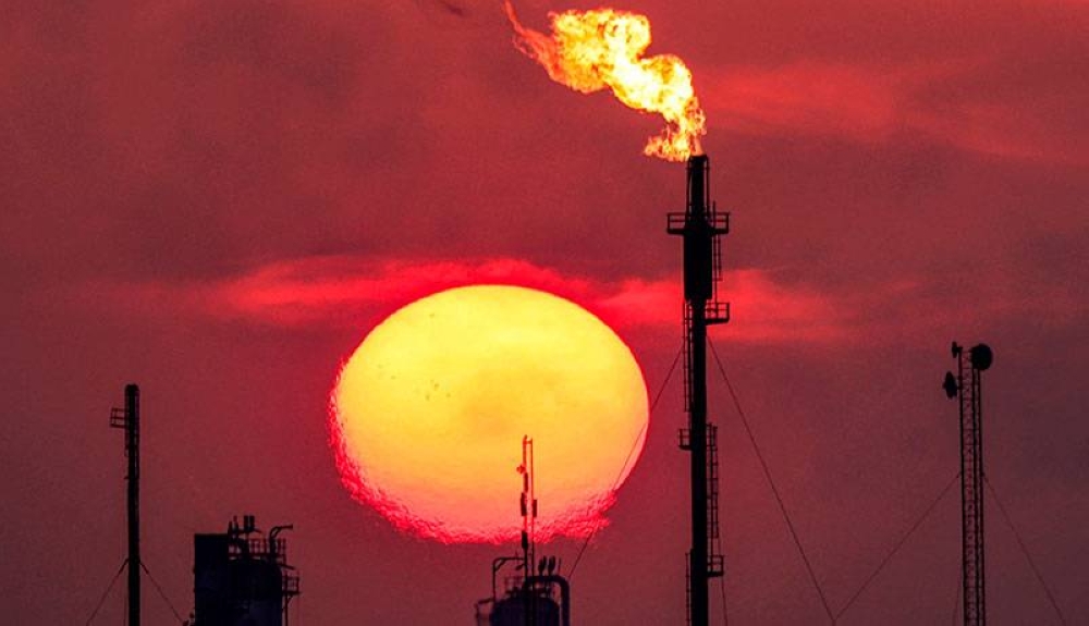 Descenso menor al esperado de reservas de petróleo en EEUU