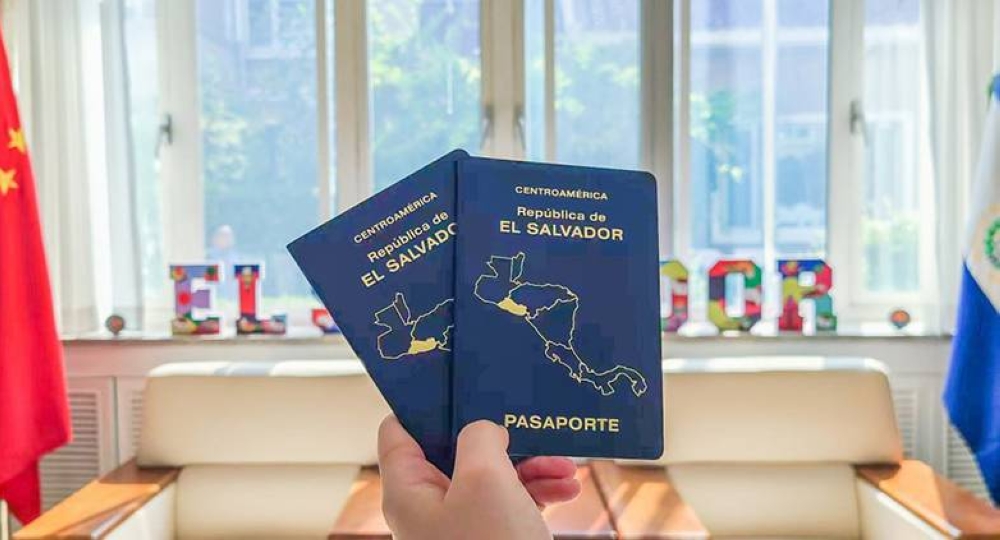 Casi 200,000 salvadoreños recibieron su pasaporte emitido en el exterior en 2024