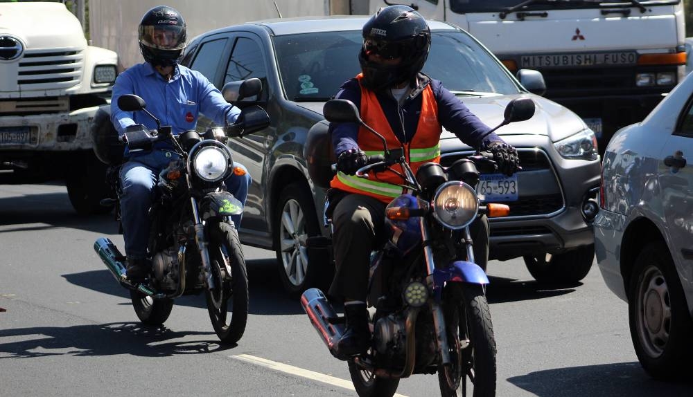 ¿Cuándo los motociclistas podrán circular sobre líneas divisorias de los carriles?